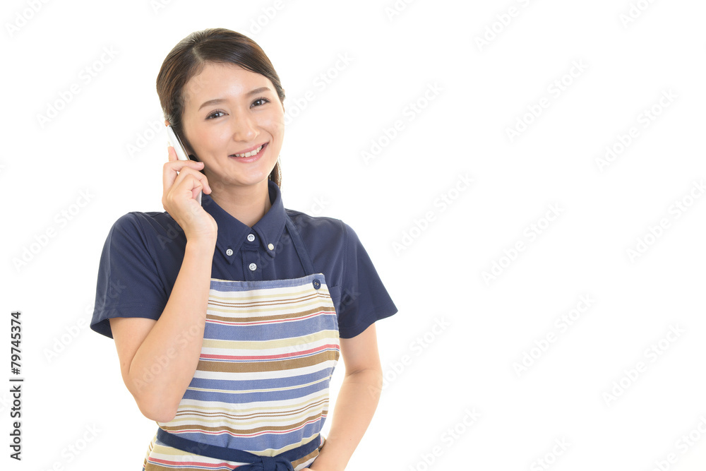 スマートフォンを持つ主婦 スマートフォンを持つ主婦