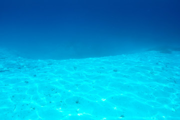 Keuken achterwand Turquoise A white sand bottom in clear water  © haveseen