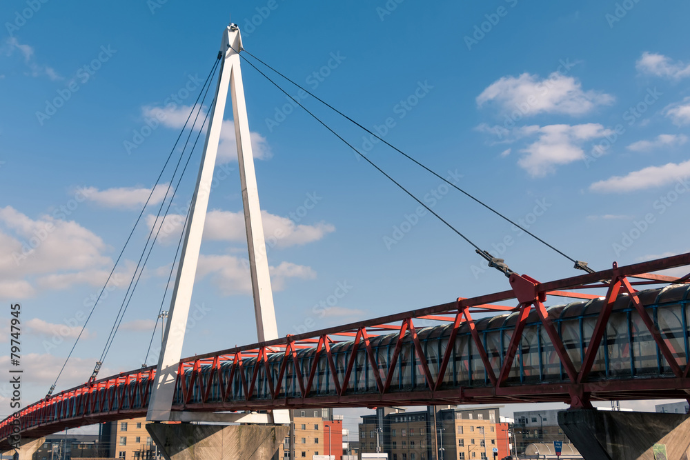 Obraz premium A-shaped White Bridge and Red Tunnel