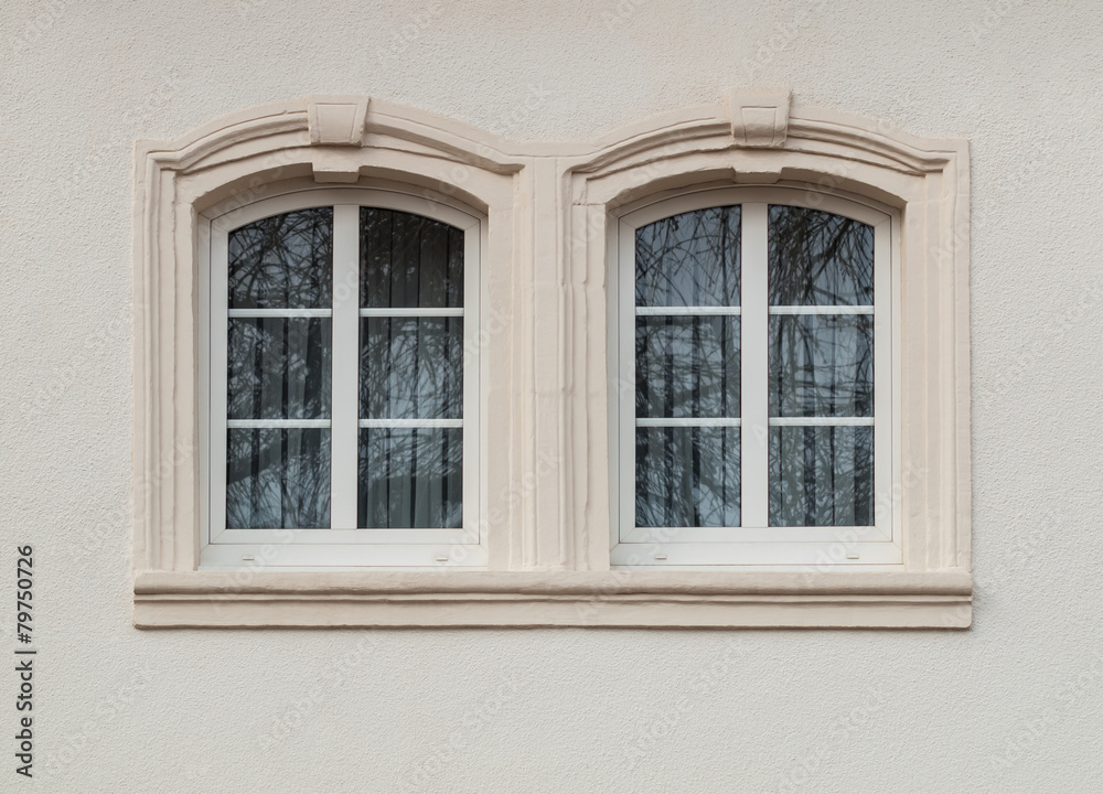 Zwei Bogenfenster aus PVC im renovierten Bauernhaus