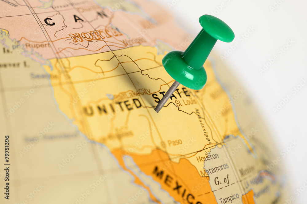 Obraz premium Lokalizacja Stany Zjednoczone. Zielona pinezka na mapie.