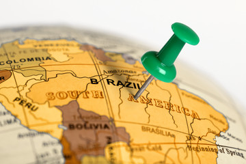 Fototapete Brasilien Grüne Stecknadel auf Brasilien Karte  © Zerophoto