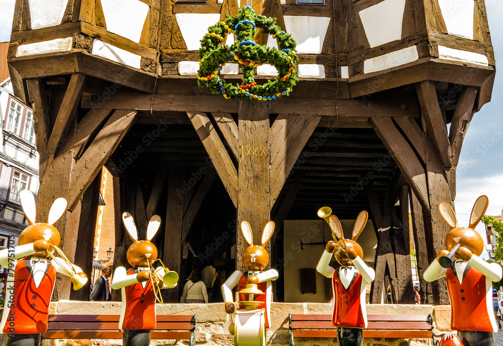 Fototapeta premium Osterhasen vor dem Rathaus in Michelstadt, Odenwald