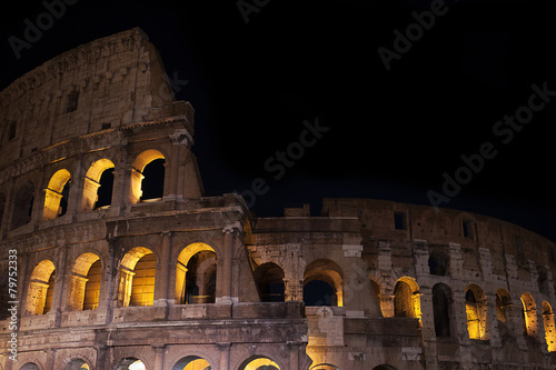 Fotografia Night view of the coliseum Rome