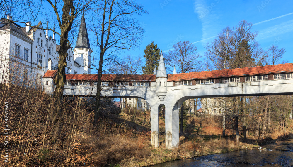 Obraz premium covered bridge and white castle in polish spa - Ladek Zdroj