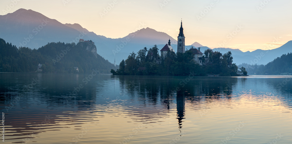 	Kościół na wyspie "Blejski Otok",Bled,Słowenia - obrazy, fototapety, plakaty 