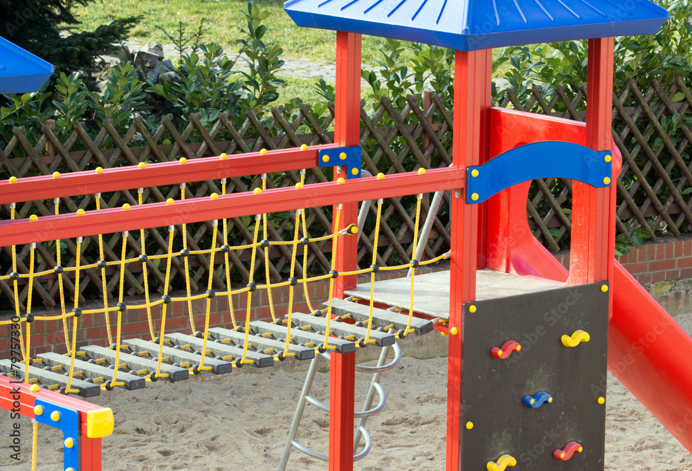 Klettergerüst mit Rutsche auf einem Spielplatz Stock-Foto | Adobe Stock