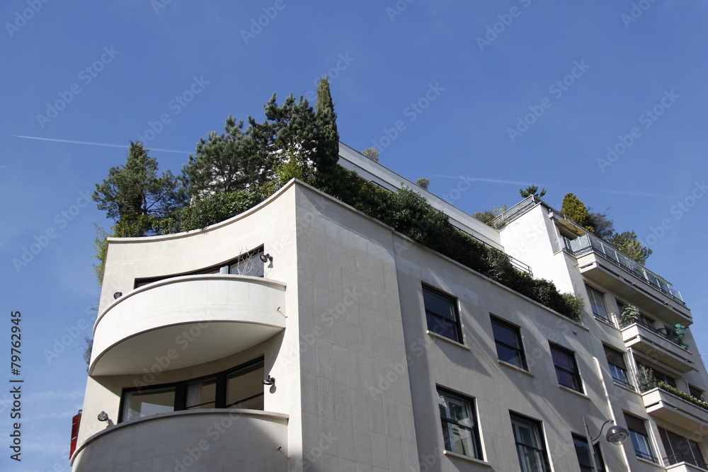 Obraz premium Jardin sur le toit d'un immeuble moderne à Paris