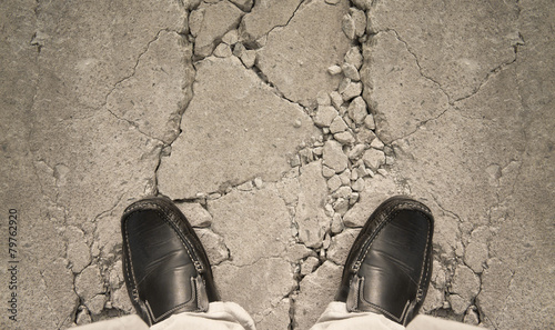 Canvas Print a man standing on crack ground