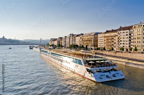 Obraz na płótnie Cruise ship in Hungary w salonie