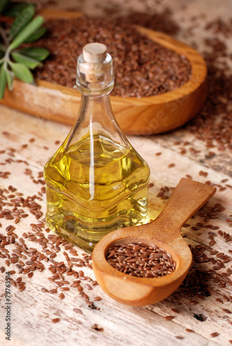 olio di lino sul tavolo di legno