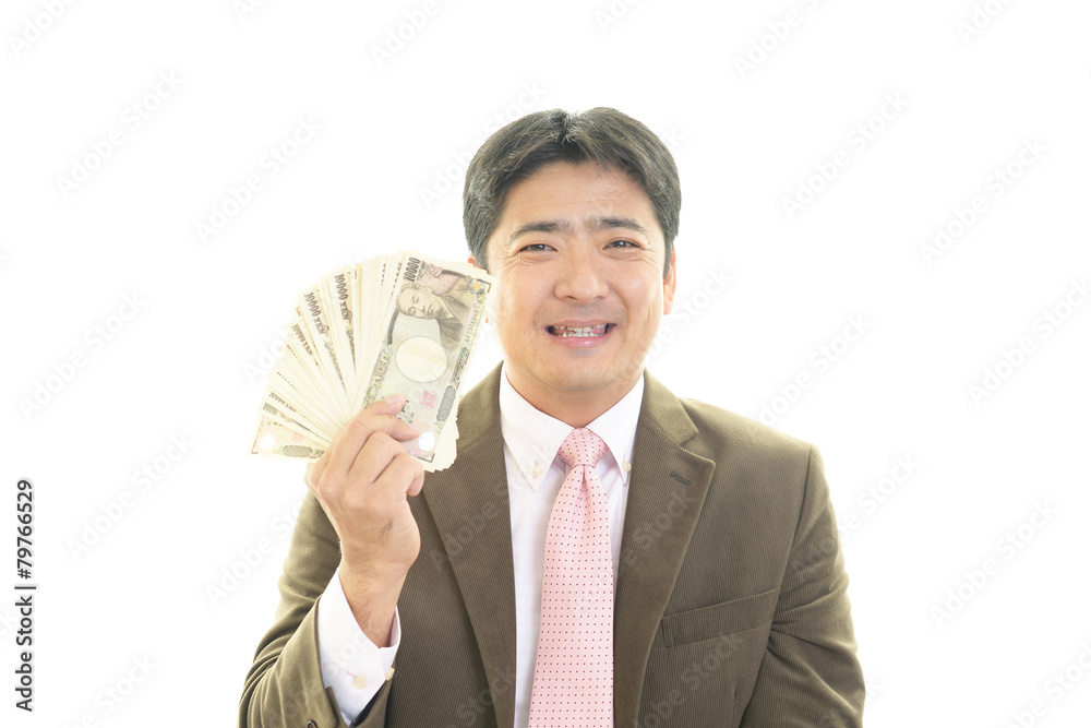 紙幣を持つ笑顔のビジネスマン