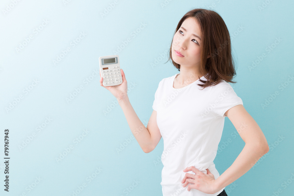 電卓を持つ女性
