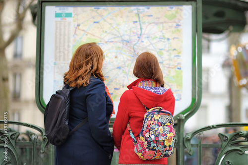 Canvas Print Two woman looking at the map of metro