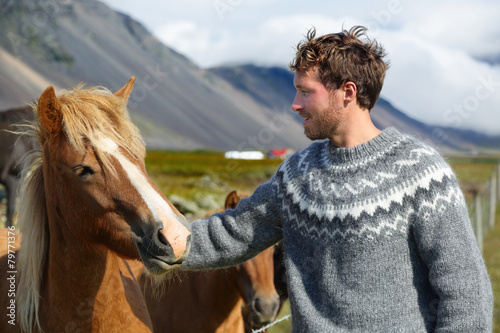 Foto Icelandic horses - man petting horse on Iceland