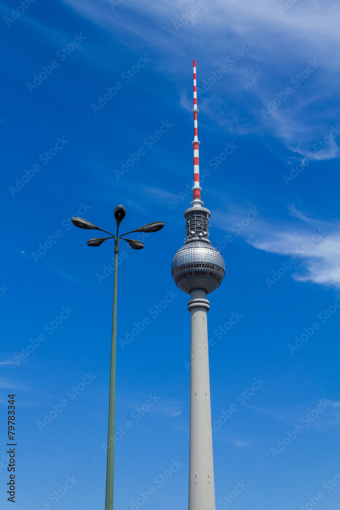 Straßenlaterne und Fernsehturm Berlin, Deutschland