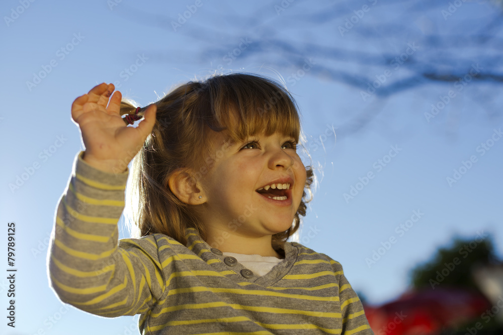 Niña pequeña saludando y riendo Niña pequeña saludando y riendo