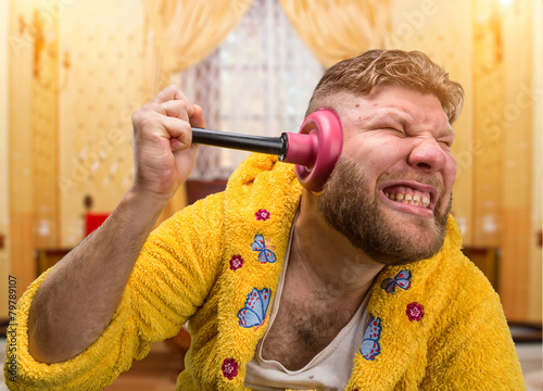 Bilde på lerret Strange man with a plunger in his ear