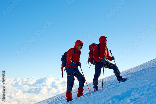 Fényképezés climbers at the top of a pass