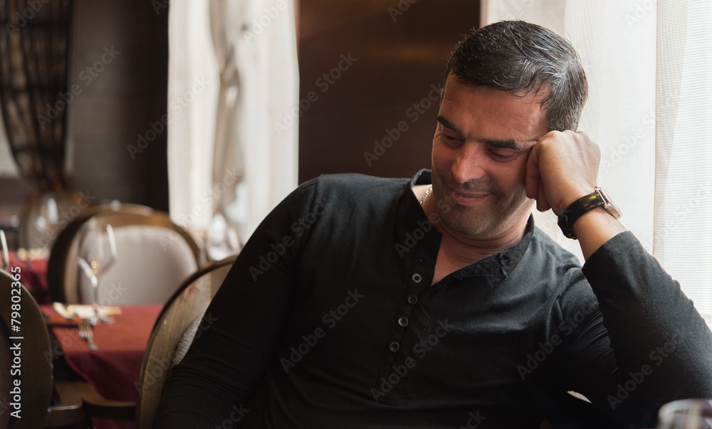 Obraz premium Smiling man in restaurant