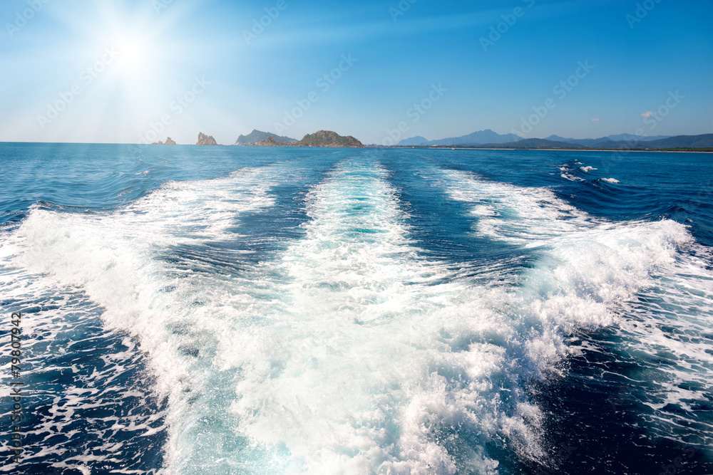 Obraz premium Waves on blue sea behind the boat