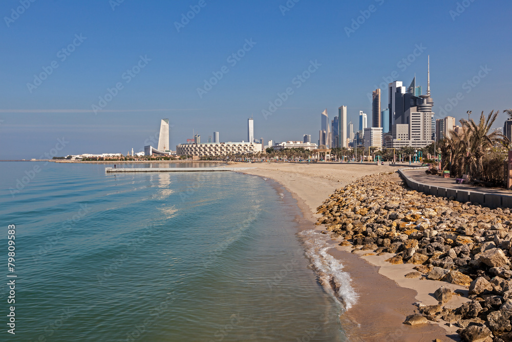 Naklejka premium Arabian Gulf beach and the skyline of Kuwait City