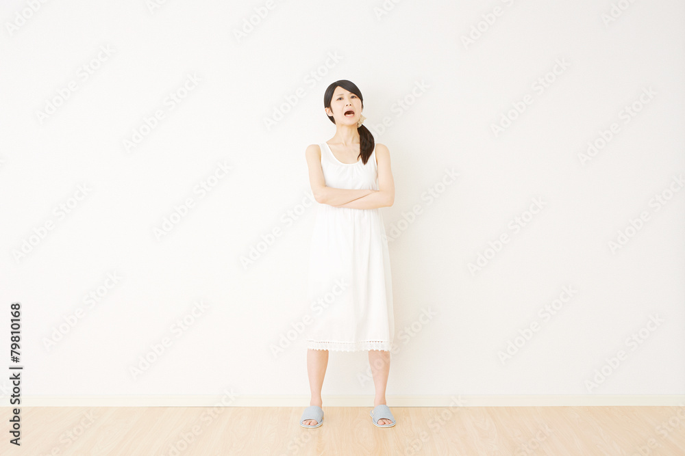 部屋で怒る女性 部屋で怒る女性