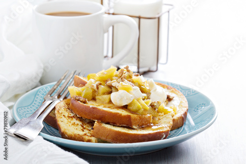 French toasts with apples and mascarpone cheese