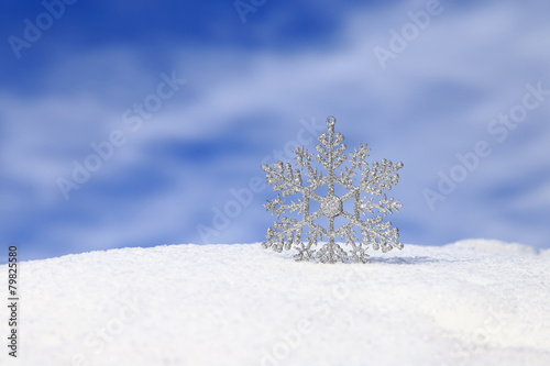 雪の結晶オーナメント　冬の雪原と青空 © takadahirohito