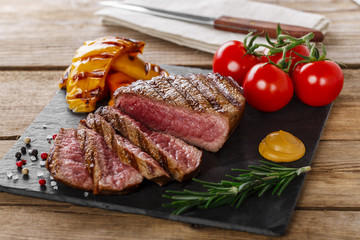 Fototapete Steakhouse Gegrilltes Rindersteak mit Gemüse  © koss13