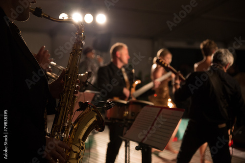 Saxophon mit Band auf Bühne