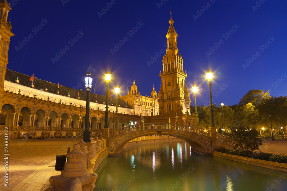 Naklejka premium Plaza de España in Sevilla at night, Spain