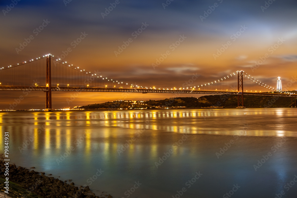 Fototapeta premium 25 de Abril bridge over Tagus river in Lisbon at night
