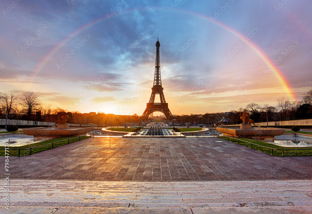 Naklejka premium Tęcza nad Wieżą Eiffla w Paryżu