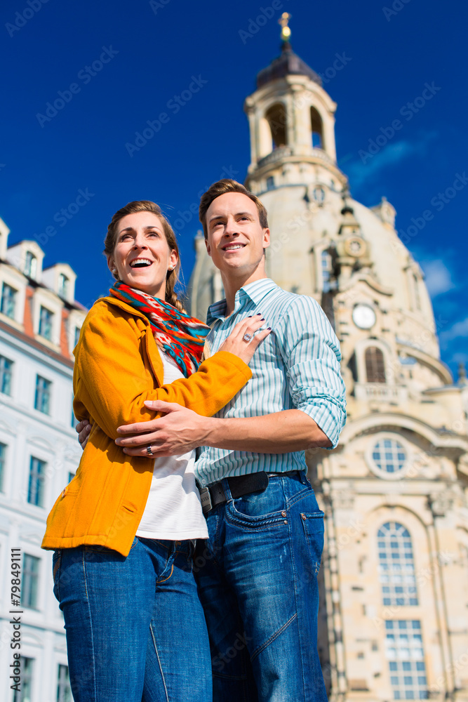 Tourismus - Paar vor Frauenkirche in Dresden