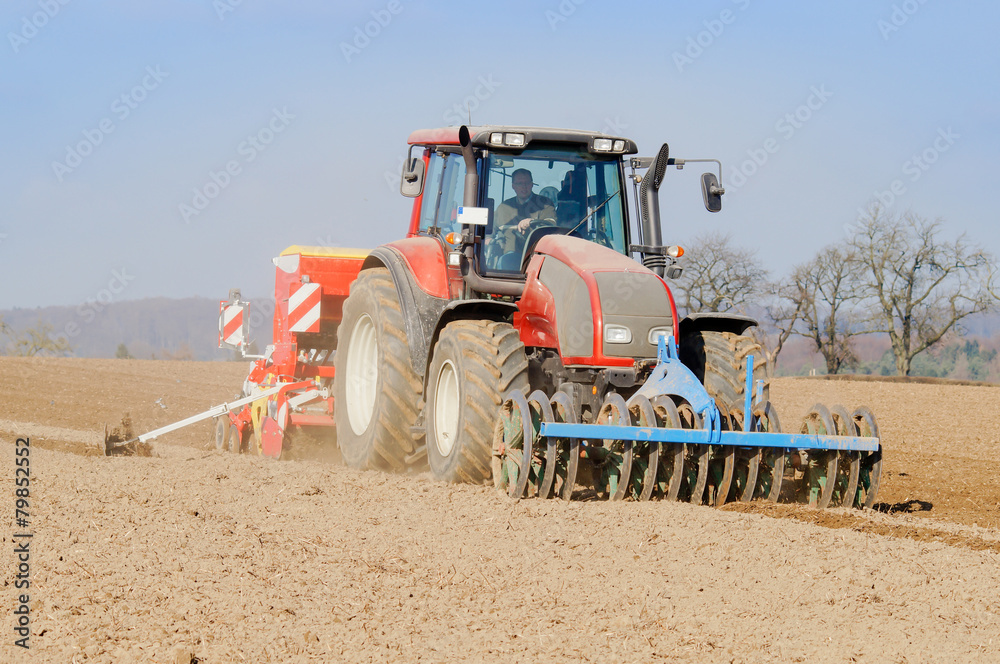 Obraz premium Ackerbau, Landwirt bei der Getreidesaat im Frühjahr