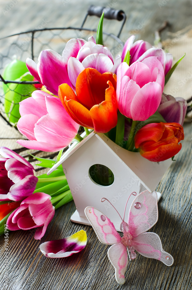 Obraz premium Bunch of flowers in birdshouse vase for mothers day
