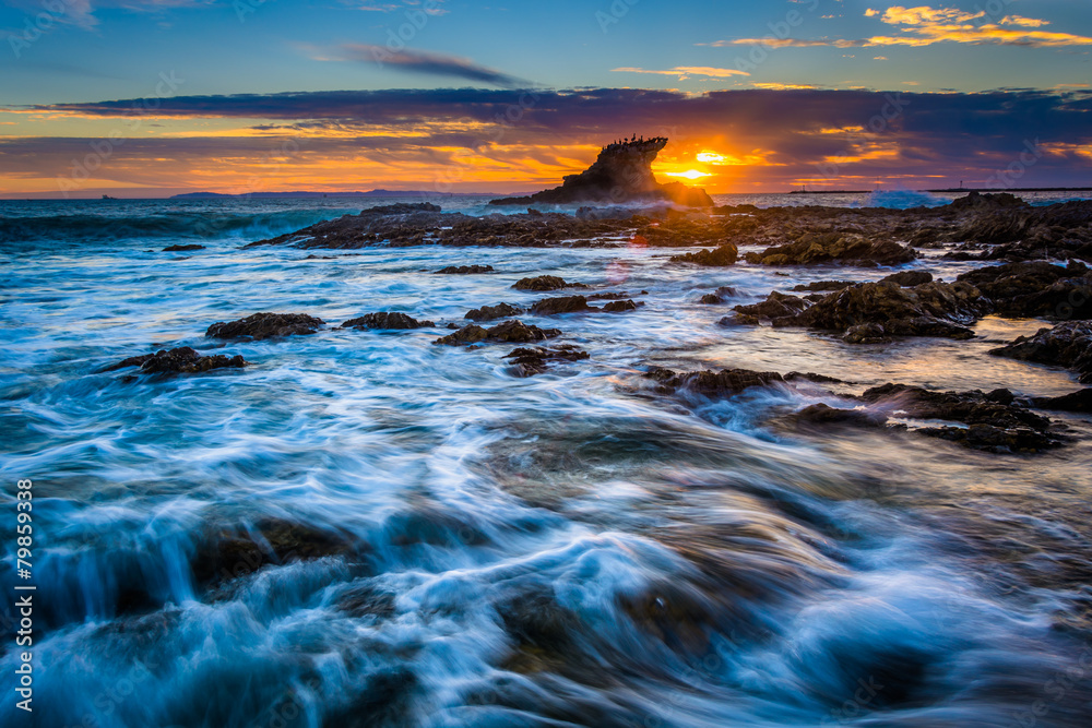 Obraz premium Waves and rocks at sunset, at Little Corona Beach, in Corona del