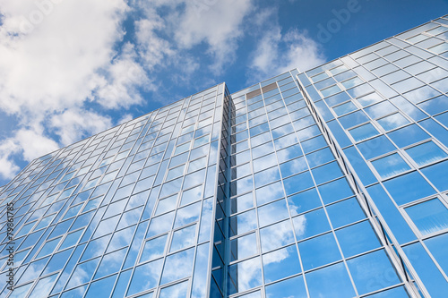 modernes Bürogebäude - Spieglung und Wolken