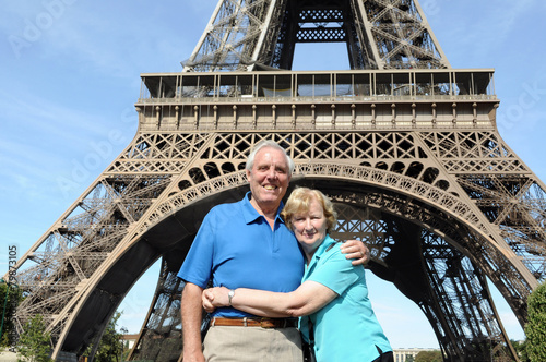 Photography Senior couple in front of Eiffel Tower