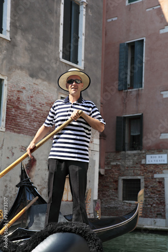 Fotografiet Gondolier in Venice