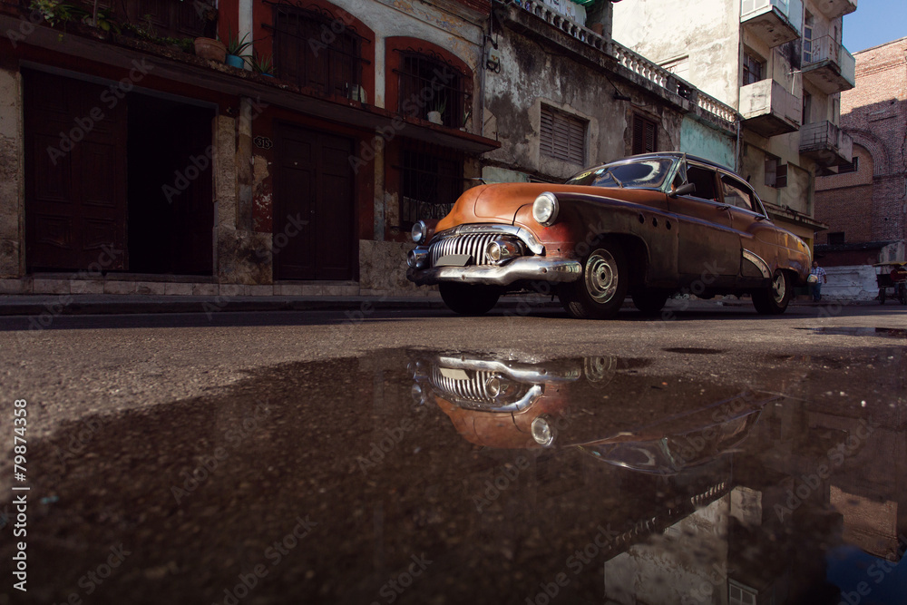 Fototapeta premium HAVANA - FEBRUARY 17: Classic car and antique buildings on Febru