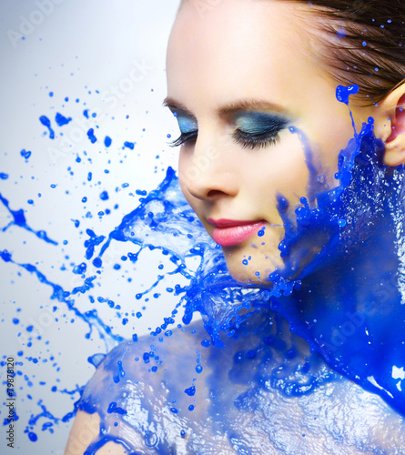 Fototapeta Naklejka Na Ścianę i Meble -  Beautiful girl and blue paint splashes