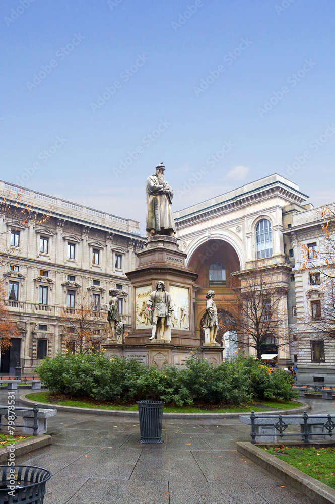 Памятник Леонардо да Винчи в Милане.