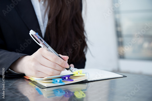 メモをする女性