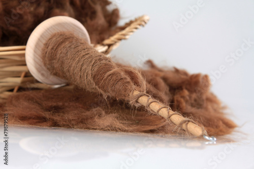 Braune Alpakawolle mit der Handspindel gesponnen