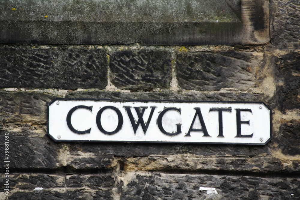 Obraz premium cowgate street sign in edinburgh