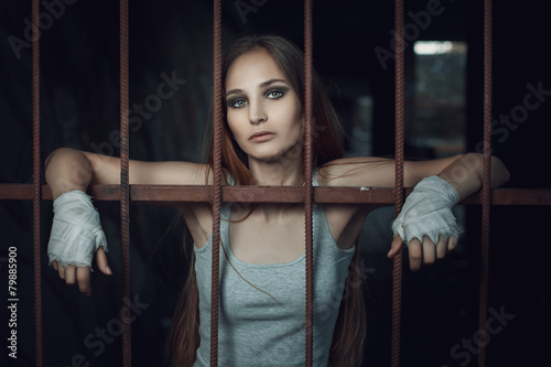 Girl fighter with perebintovanymi hands.