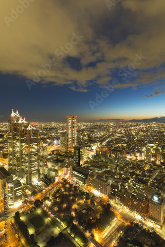 新宿高層ビルから超広角で望む 街明りが眩しい夜景 東京街並全景南西の方角 遥か彼方横浜も望む