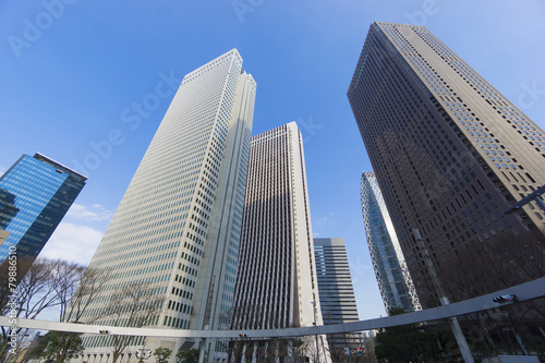 快晴 青空 超広角で見上げる新宿高層ビル群